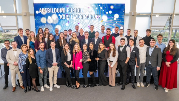 Gruppenbild der diesjährigen Absolventen mit Jan Rinnert