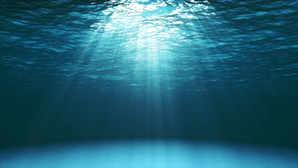 Blauer Ozean mit Lichspieglungen im Wasser