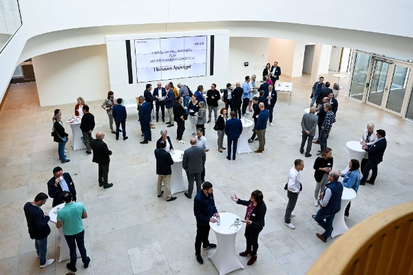 A foyer full of people in the context of an event. Heraeus hosts the entrepreneurs' breakfast.