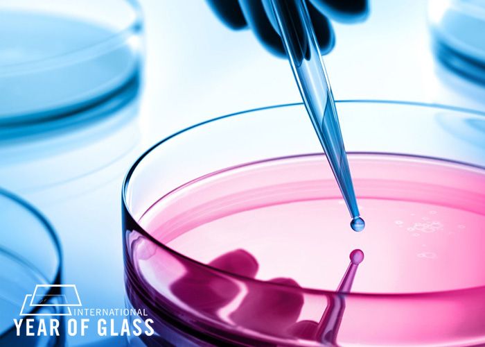 前景为粉红色发光玻璃