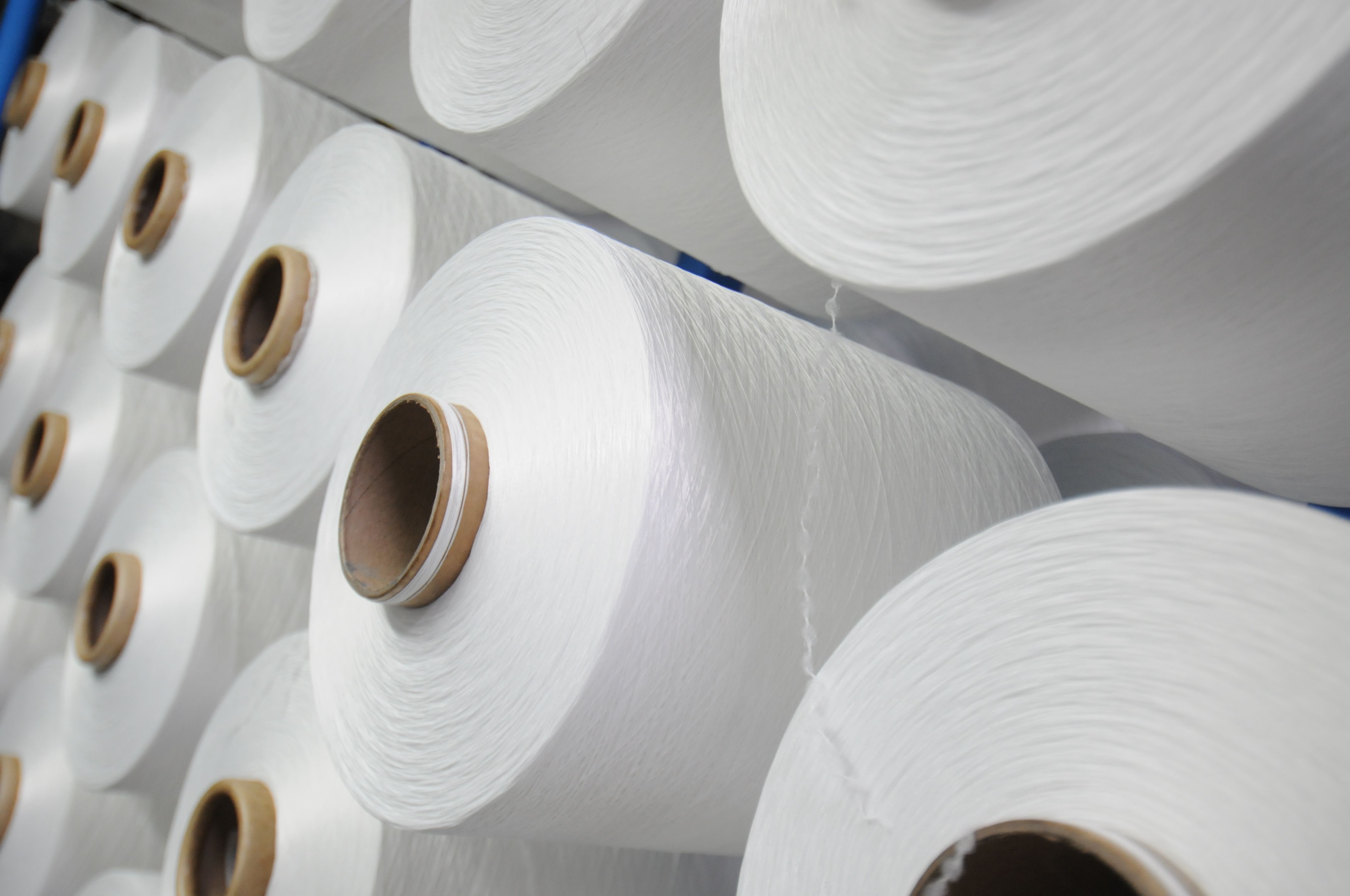 多个白色纱卷相互叠放