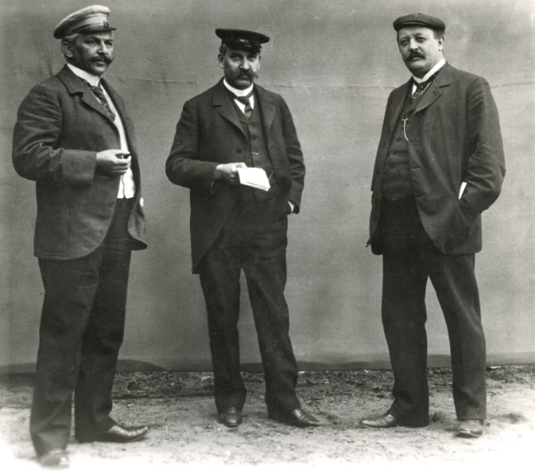 Heinrich Heraeus (1861–1910), Dr. Wilhelm Heraeus (1860–1948) und Dr. Richard Küch (1860–1915) (von links nach rechts)