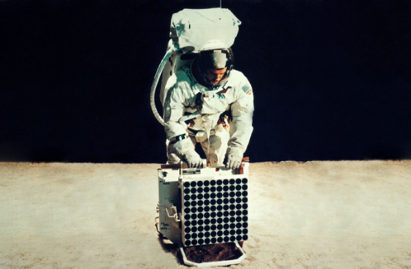 Laserreflektor der 1969 mit der Apollo 11 Mission zur präzisen Bestimmung der Entfernung Erde-Mond auf dem Mond platziert wurde. 