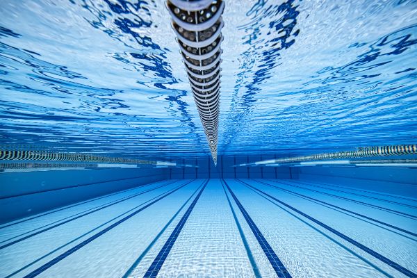 Schwimmbecken mit klarem blauen Wasser