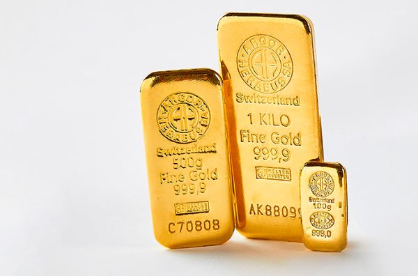 異なるサイズの金の延べ棒3本