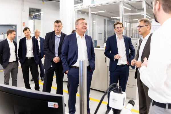 Bürgermeister der Stadt Hanau Claus Kaminsky in der HMC Fabrik