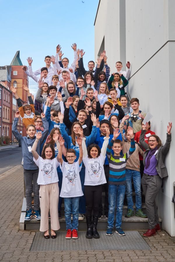 Die 42 Jungforscherinnen und Jungforscher jubeln gemeinsam